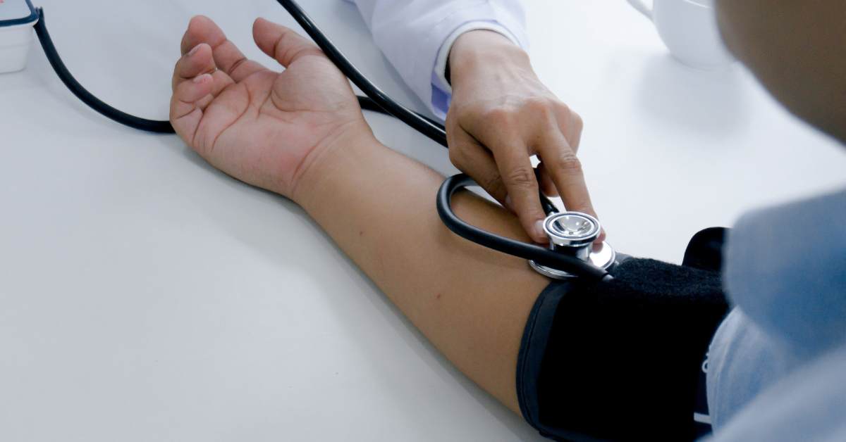 Darah rendah merupakan keadaan dimana tekanan darah dalam arteri turun di bawah level normal. Sementara itu, anemia atau kurang darah merupakan kondisi di mana tubuh kekurangan hemoglobin.