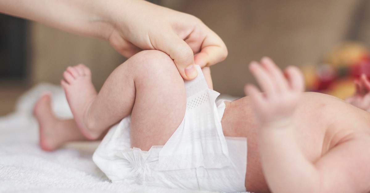 Salah satu perlengkapan yang harus disiapkan untuk bayi baru lahir adalah popok.