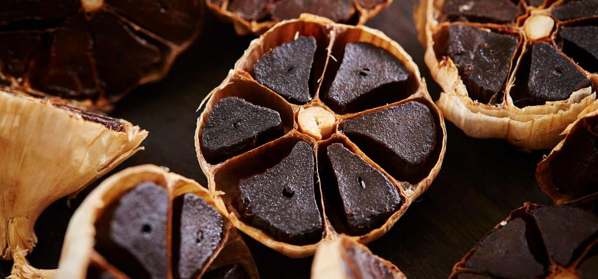 Kapan sebaiknya mengonsumsi black garlic?
Black garlic dapat dikonsumsi baik saat perut kosong maupun setelah makan pagi, makan siang, dan makan malam.