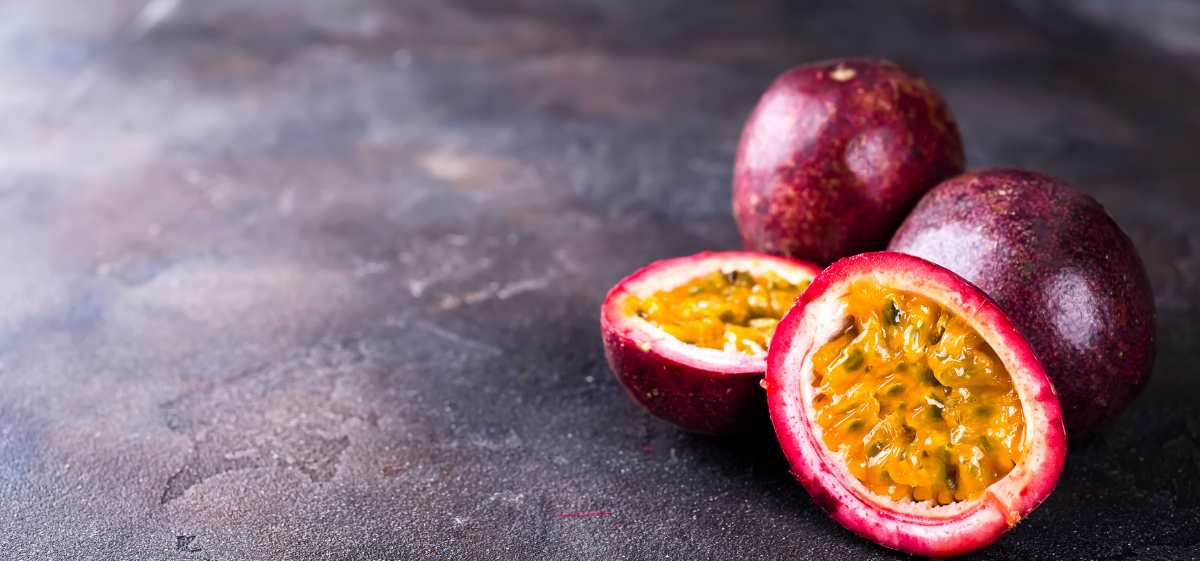 Kandungan Nutrisi dalam Buah Markisa
Markisa merupakan sumber yang baik untuk berbagai nutrisi, terutama serat, vitamin C, dan provitamin A.