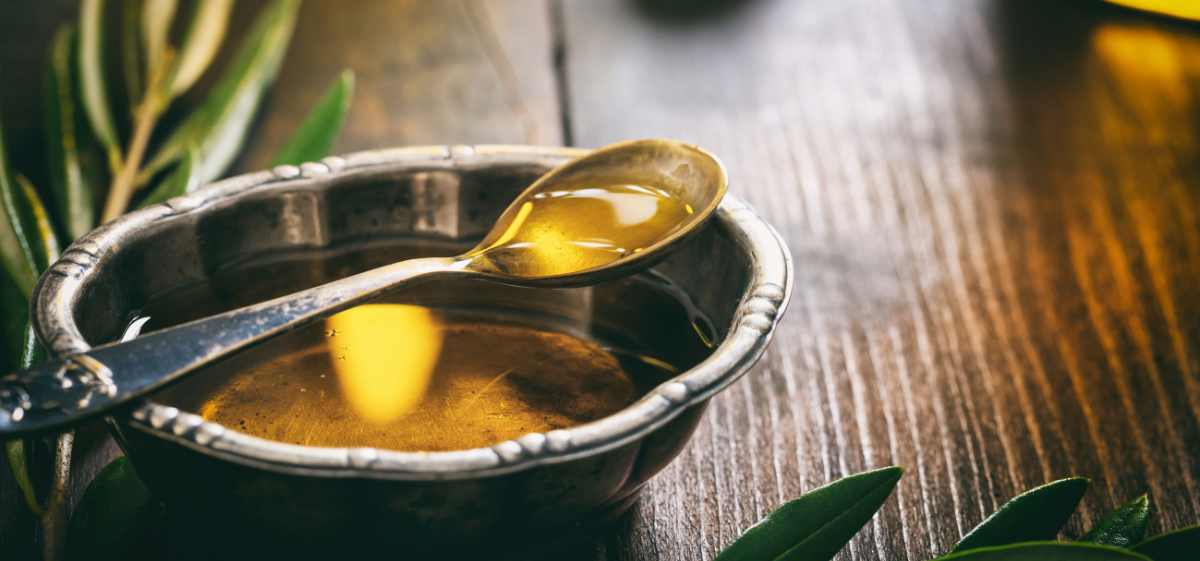 salah satu manfaat minyak zaitun untuk kulit wajah adalah mampu mengurangi jerawat.