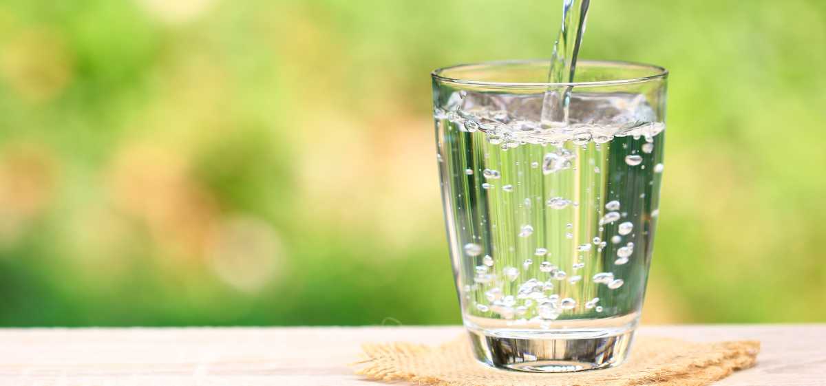 Untuk meredakan tenggorokan gatal dan batuk, minum air hangat sangat dianjurkan