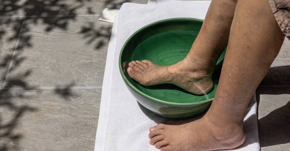 Cara menghilangkan kapalan salah satunya adalah merendam kaki di air hangat dan garam.