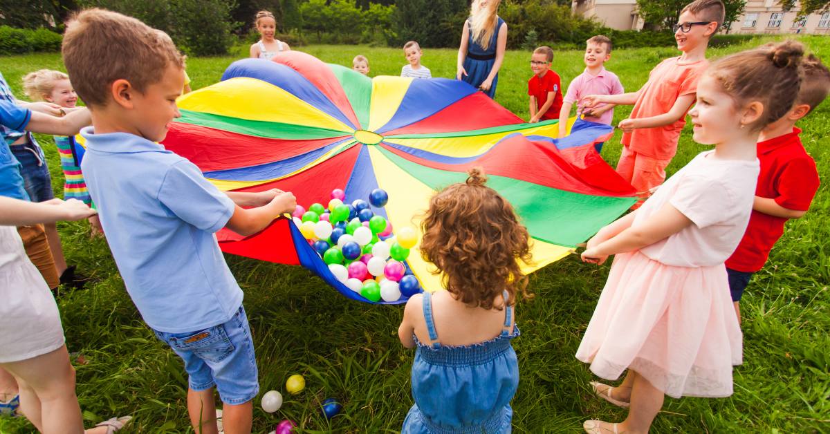 Salah satu cara agar anak cepat bicara adalah dengan bermain di luar rumah.
