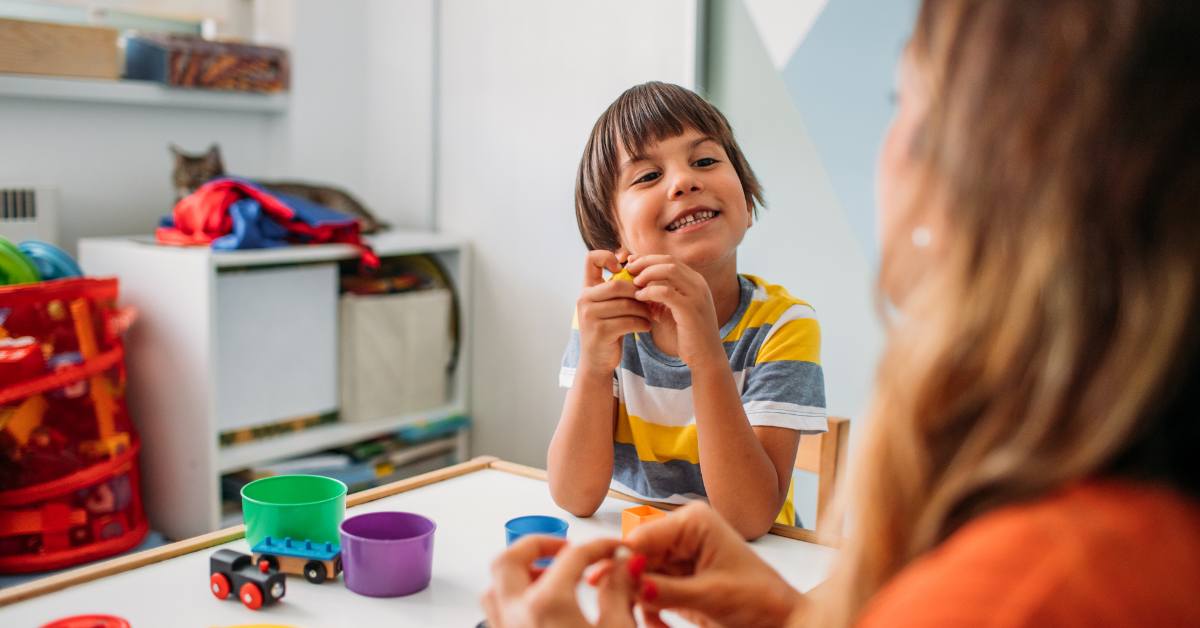 Salah satu cara agar anak cepat bicara adalah bermain sambil belajar.