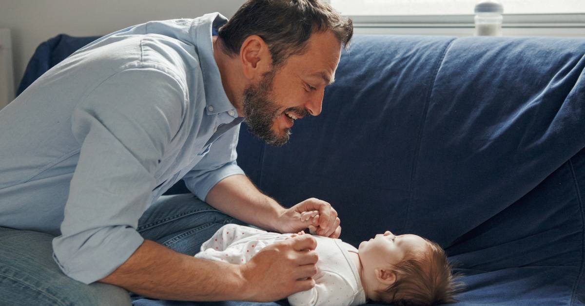 Cara agar anak cepat bicara adalah dengan mengajaknya berbicara untuk menstimulus otak anak.