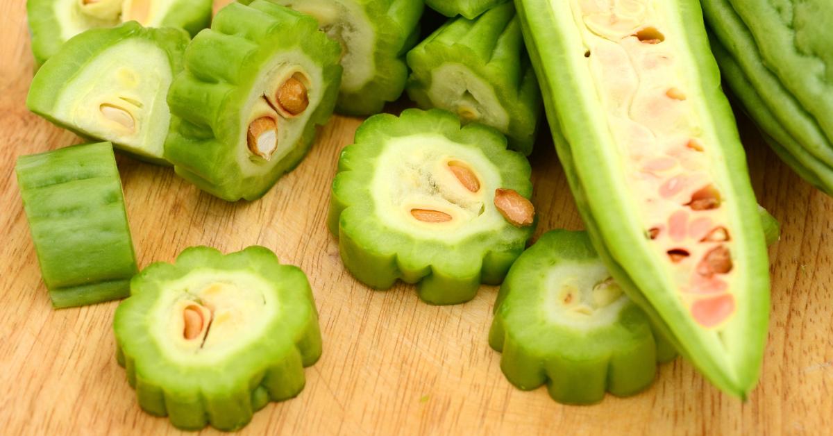 Ada beberapa cara memasak pare agar tidak pahit, yaitu merendamnya dengan air garam.