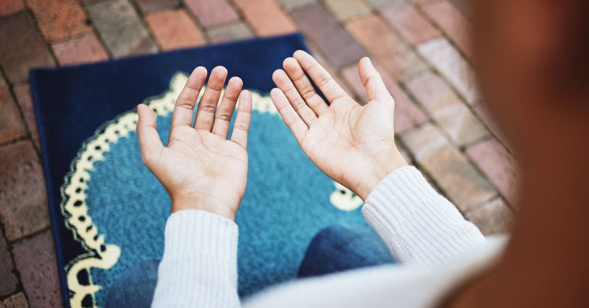 Cara mengobati penyakit ain yaitu ruqyah dan banyak berdoa kepada Allah.