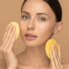 Cara Mudah Melakukan Eksfoliasi Wajah, Aman untuk Pemula!