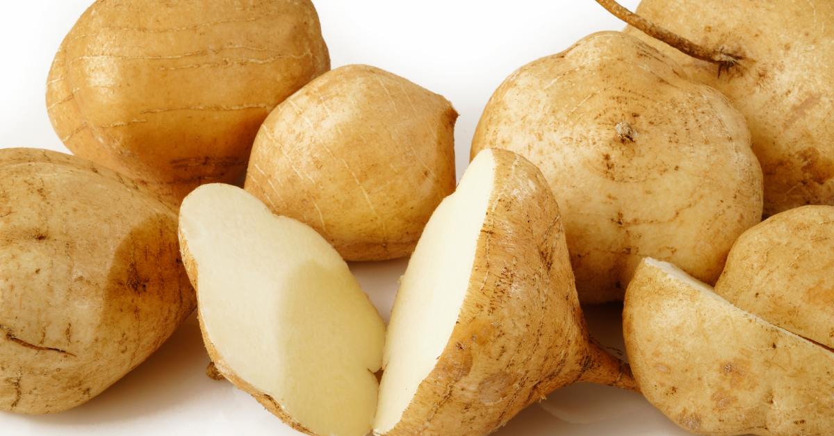 Bengkuang memiliki banyak kandungan nutrisi, yang paling banyak, bengkuang memiliki kadar air yang tinggi serta vitamin c yang bisa mencegah ibu hamil dari penyakit.