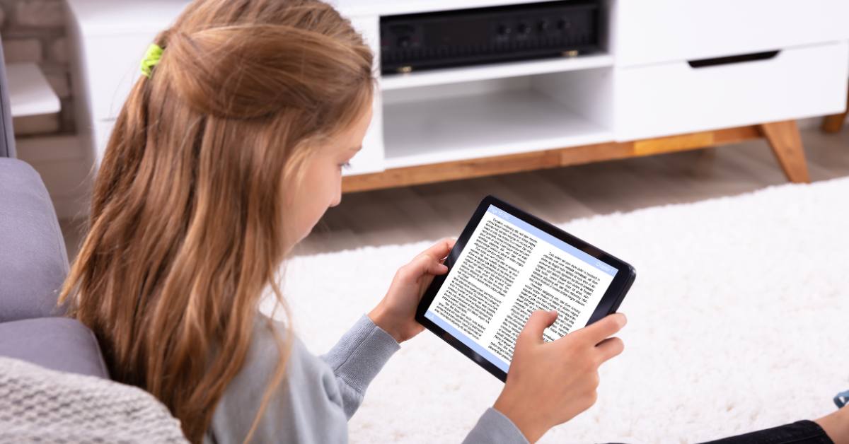 Salah satu cara agar anak cepat bicara adalah dengan menyuruh anak untuk membaca e-book.