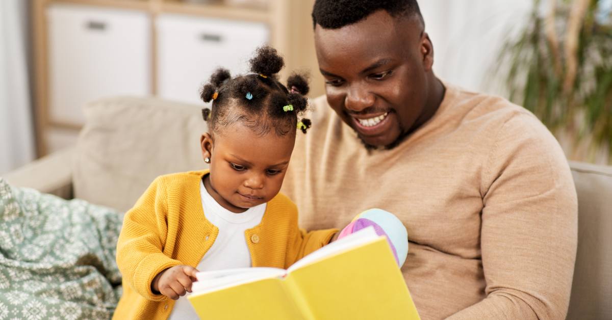 Salah satu cara agar anak cepat bicara adalah membacakan buku cerita.