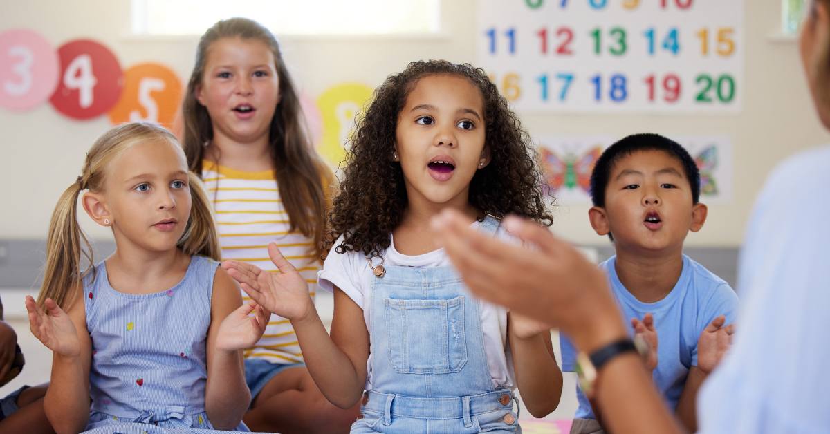 Salah satu cara agar anak cepat bicara adalah mendengarkan lagu anak.