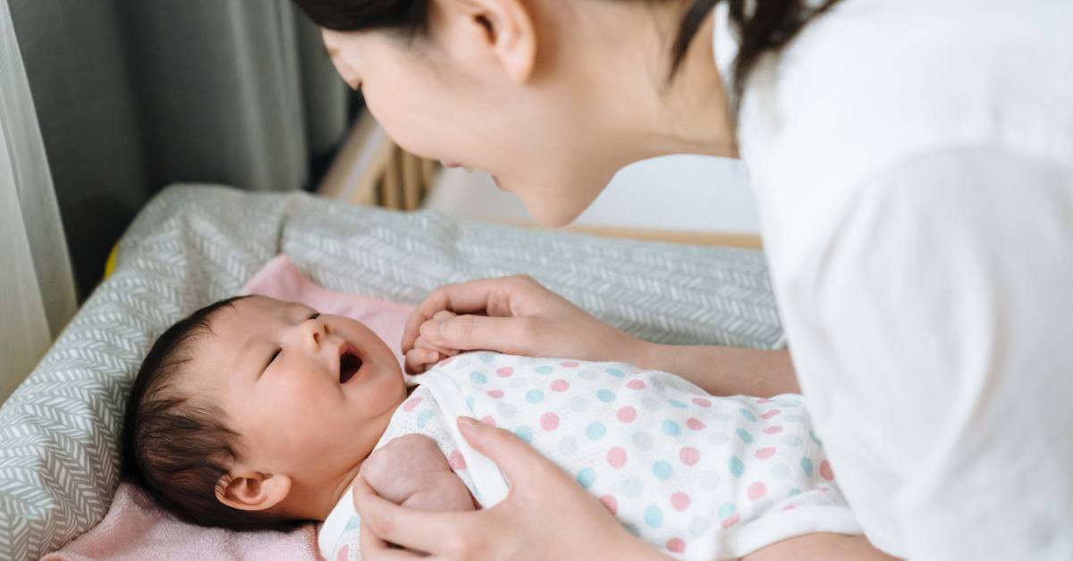 Salah satu cara agar anak cepat bicara adalah mengajak anak mengobrol.