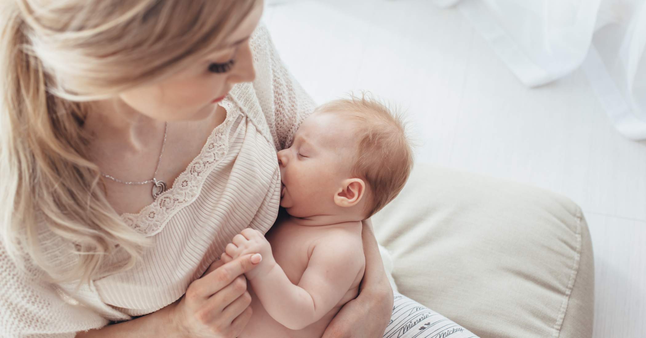 Penyebab bayi muntah setelah minum ASI yaitu karena ASI yang ditelan kembali ke kerongkongan.