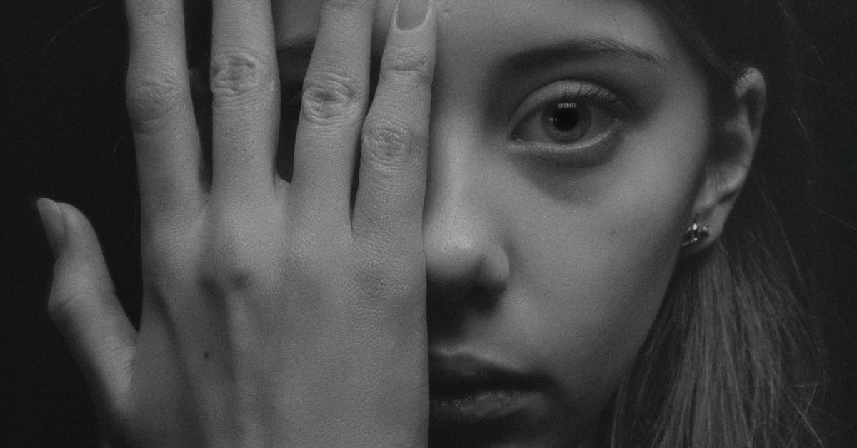 Penyebab penyakit ain adalah pandangan atau iri hati dari orang lain.