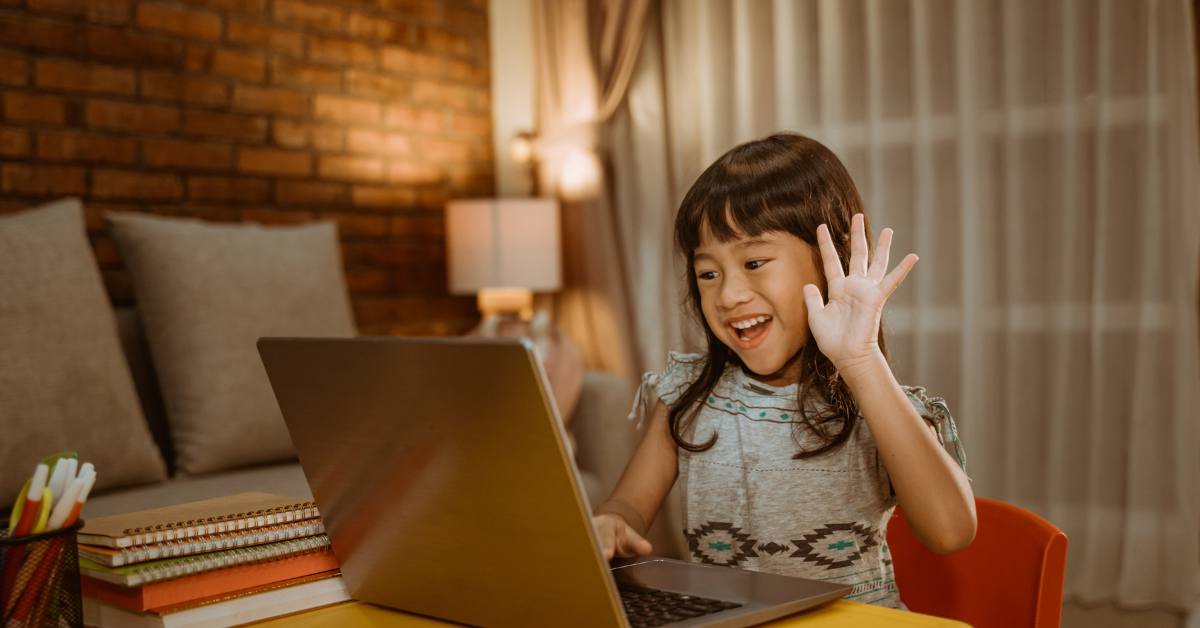 Salah satu cara agar anak cepat bicara adalah dengan video call.