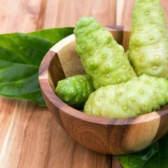 Mudah, 6 Cara Mengolah Buah Mengkudu yang Benar