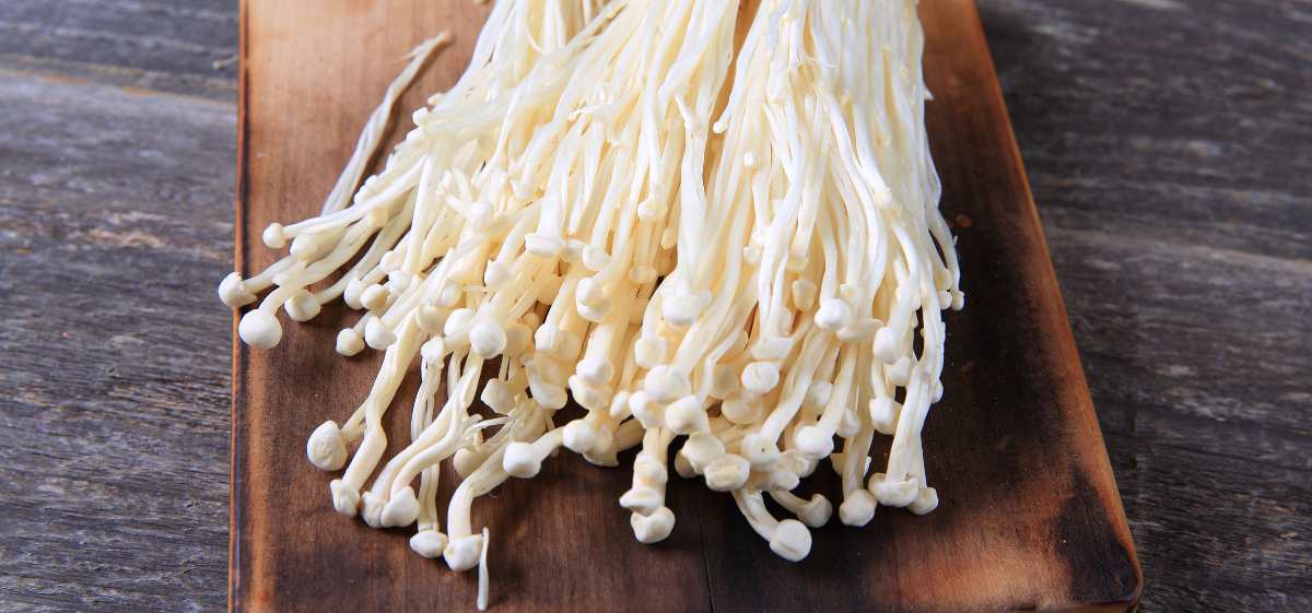 Apa Efek Samping Makan Jamur Enoki? Jamur enoki relatif aman dikonsumsi selama diolah dengan benar dan dalam jumlah tidak berlebihan.