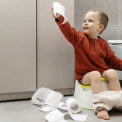 Wajib Tahu, Ini 7 Penyebab Anak Susah BAB dan Cara Mengatasinya!