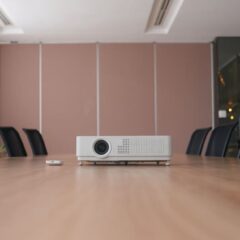 6 Cara Menyambungkan Laptop ke Proyektor dengan Mudah