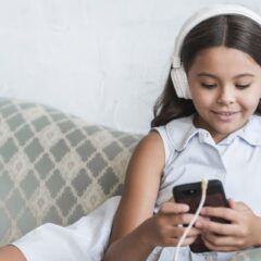 Mata Anak Sakit Akibat Sering Main HP: Penyebab, Gejala, dan Cara Mengatasinya