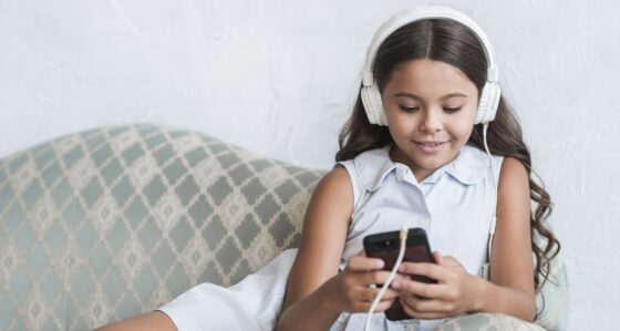 Mata Anak Sakit Akibat Sering Main HP: Penyebab, Gejala, dan Cara Mengatasinya
