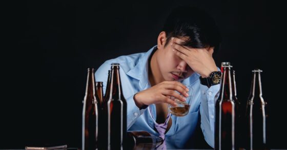 10 Ciri-ciri Kecanduan Alkohol dan Penyebabnya bagi Kesehatan