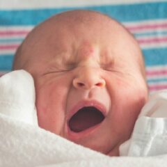 Bayi Sering Cegukan? Ini Penyebab, Dampak, dan Cara Mengatasinya